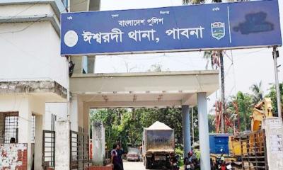 ঈশ্বরদীতে বিয়ের দাবিতে প্রেমিকের বাড়িতে তরুণীর অনশন