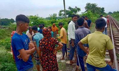 নওগাঁয় ট্রেনে কাটা পড়ে যুবকের মৃত্যু