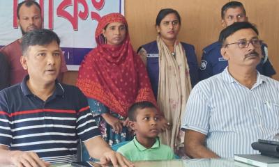 শিশুকে অপহরণ করে স্বজনদের সঙ্গে থানায় গেলেন আসামি