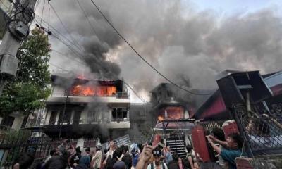 নেপালে প্রেসিডেন্ট ও প্রধানমন্ত্রীর বাসভবনে হামলা, আগুন