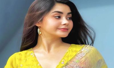 এবার শাড়িতে রাঙিয়ে দিলেন রোজা আহমেদ