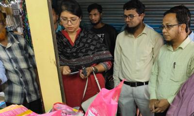 মোহনপুরে মোবাইল কোর্ট পরিচালনা করে ৪ হাজার টাকা জরিমানা