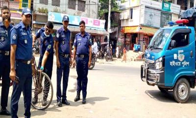 ঝিকরগাছায় দূর্গাপূজা উপলক্ষে যানজট নিরসনে পুলিশ