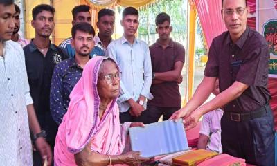 নিয়ামতপুরে দূর্গাপূজা উপলক্ষ্যে বস্ত্র বিতরণ 
