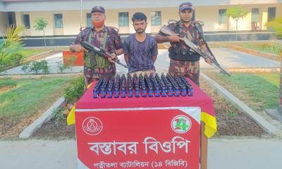 ধামইরহাট সীমান্তে বিপুল পরিমাণ মাদক দ্রব্য সহ ১ জন আটক