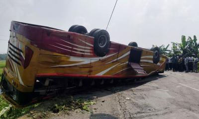 ভাঙ্গায় ওভারটেক করতে গিয়ে বাস খাদে, নিহত ১