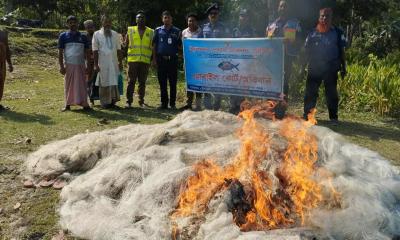 ইলিশের প্রজনন মৌসুমে বিষখালী নদীতে অবৈধ মাছ শিকার