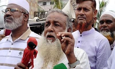কাঠের ট্রলিং বন্ধের দাবিতে পাথরঘাটায় জেলেদের মানববন্ধন