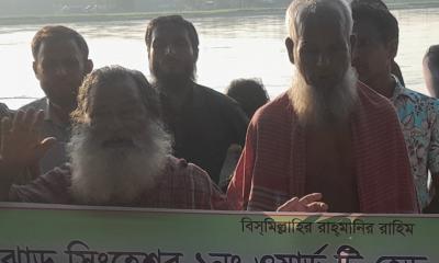 তিস্তার ঝুকিপূর্ণ টি-বাঁধটির কাজ দ্রুত করার দাবিতে মানববন্ধন 