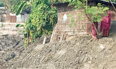 ধসে পড়ার আশঙ্কায় আতঙ্কে গাংনীর ৪ পরিবার