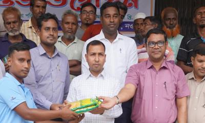 ধামইরহাটে কৃষকদের মাঝে বিনামূল্যে সার ও বীজ বিতরণ