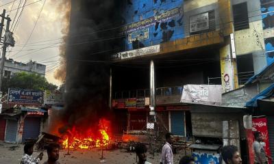 বিএনপির দুই পক্ষের সংঘর্ষে বোয়ালমারীতে রণক্ষেত্র, পুলিশসহ আহত ২৫