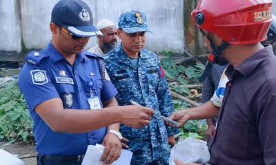 পাথরঘাটায় নৌবাহিনী ও পুলিশের যৌথ চেকপোস্ট অভিযান