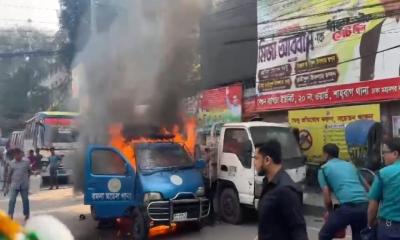 রমনা থানার সামনে পুলিশের গাড়িতে আগুন