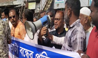 ধামইরহাটে ইট ভাটা বন্ধের প্রতিবাদে মালিক-শ্রমিকের মানববন্ধন