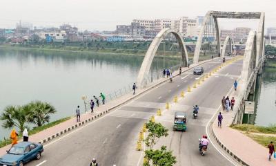রাজধানীতে ককটেল বিস্ফোরণ, মোটরসাইকেলে আগুন