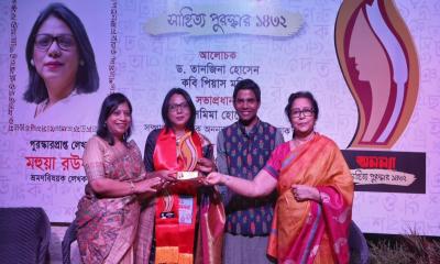 অনন্যা সাহিত্য পুরস্কার পেলেন মহুয়া রউফ