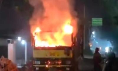 ময়মনসিংহে মধ্যরাতে কাভার্ডভ্যানে আগুন
