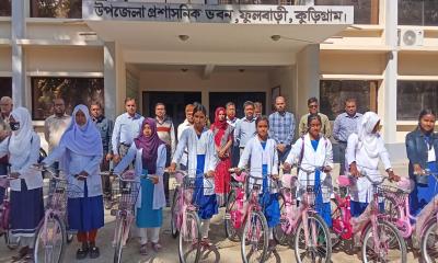 ফুলবাড়ীতে গরীব ও মেধাবী শিক্ষার্থীরা পেল বাইসাইকেল