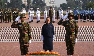 জাতীয় স্মৃতিসৌধে শ্রদ্ধা নিবেদন করলেন ভুটানের প্রধানমন্ত্রী