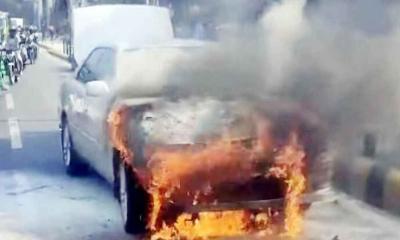 ঢাকায় প্রাইভেটকারে আগুন