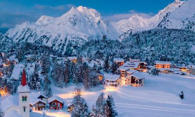 পর্যটকের স্রোতে বিপর্যস্ত শহর