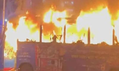 বাড্ডায় চলন্ত বাসে আগুন