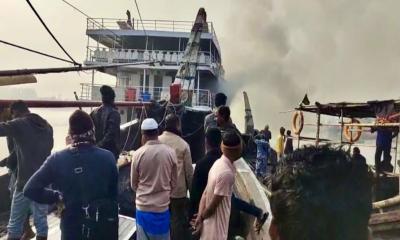 পর্যটক তুলতে ঘাটে নোঙর ফেরানোর সময় জাহাজে আগুন, নিহত ১