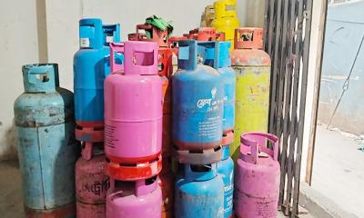 দ্বিগুণ দামেও মিলছে না গ্যাস সিলিন্ডার