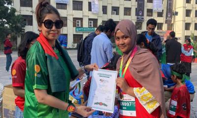 ৩০০ কিশোর-কিশোরীর সঙ্গে দৌড়ালেন বিশ্বভ্রমণকারী নাজমুন নাহার