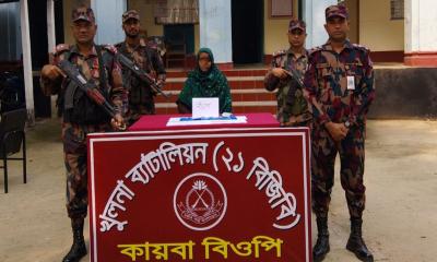 শার্শায় ১৫৯৩ পিস ইয়াবা সহ নারী মাদক পাচারকারী গ্রেফতার