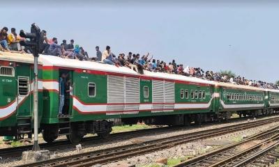 ‘বিষাদের’ নীলসাগর ছাদভর্তি মানুষ নিয়ে ঢাকা ছাড়ল