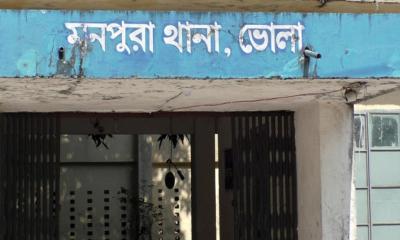 মেয়েকে ধর্ষণে বাধা দেওয়ায় বাবাকে কুপিয়ে জখম