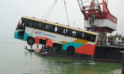 পদ্মায় ডুবে যাওয়া বাসটি উদ্ধার, হতাহতের ঘটনা ঘটেনি