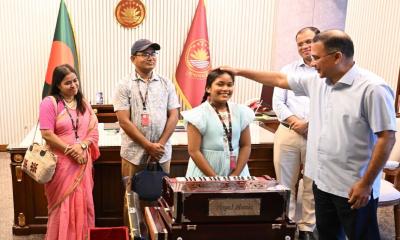 প্রধানমন্ত্রীর সঙ্গে খুদে শিল্পী অনুশ্রীর সাক্ষাৎ