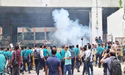 সচিবালয় অভিমুখে যাত্রায় পুলিশের সাউন্ড গ্রেনেড নিক্ষেপ