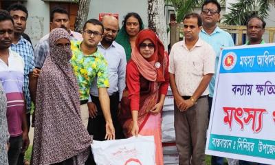 পাইকগাছায় বন্যায় ক্ষতিগ্রস্ত চাষীদের মাঝে মৎস্য খাদ্য বিতরণ 