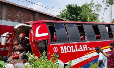 ফুলবাড়ীতে বাস-কর্ভাট ভ্যানের মুখোমুখি সংঘর্ষ, আহত ৪