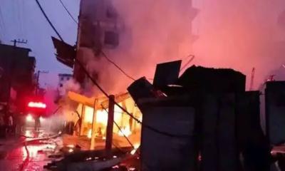 লালপুরে বিকাশ লেনদেনকে কেন্দ্র করে গুলিবর্ষণ, দোকানে অগ্নিসংযোগ