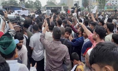 বাধা উপেক্ষা করে রাস্তায় মাইলস্টোন শিক্ষার্থীরা, বিক্ষোভ