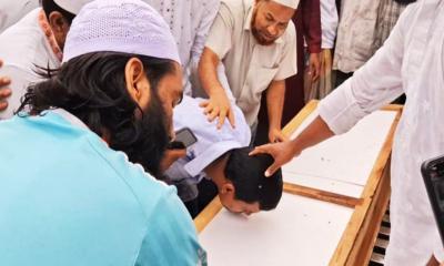হুমায়রার কফিনে বাবার শেষ চুমু