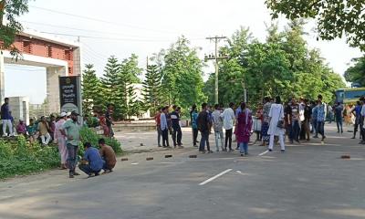 দিনাজপুর শিক্ষা বোর্ডের ফটকে তালা, কর্মকর্তা-কর্মচারি অবরুদ্ধ