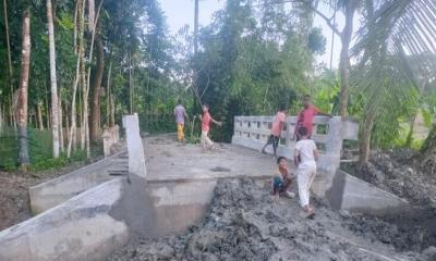 বাবুগঞ্জে উদ্বোধনের আগেই হেলে পড়লো ৪০ লাখ টাকার কালভার্ট