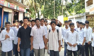 বাউফলে শিক্ষার্থীকে ধর্ষণচেষ্টার অভিযোগে বিক্ষোভ
