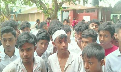 বদলগাছীতে শিক্ষার্থীদের ধাওয়া খেয়ে পালালেন প্রধান শিক্ষক