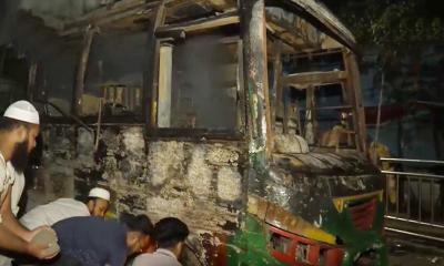 মধ্যরাতে রাজধানীতে তিন বাস ও প্রাইভেটকারে আগুন