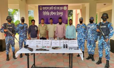 চাঁদপুরে অস্ত্রসহ ডাকাত দলের ৫ সদস্য আটক