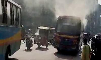 রাজধানীর মিরপুরে বাসে অগ্নিসংযোগ