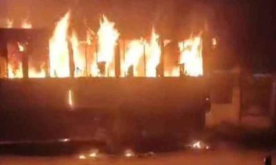 রাজধানীর বাড্ডায় বাসে আগুন