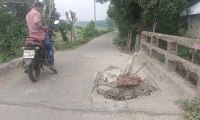 সালথায় সেতুর পাটাতন ভেঙ্গে যান চলাচল বন্ধ